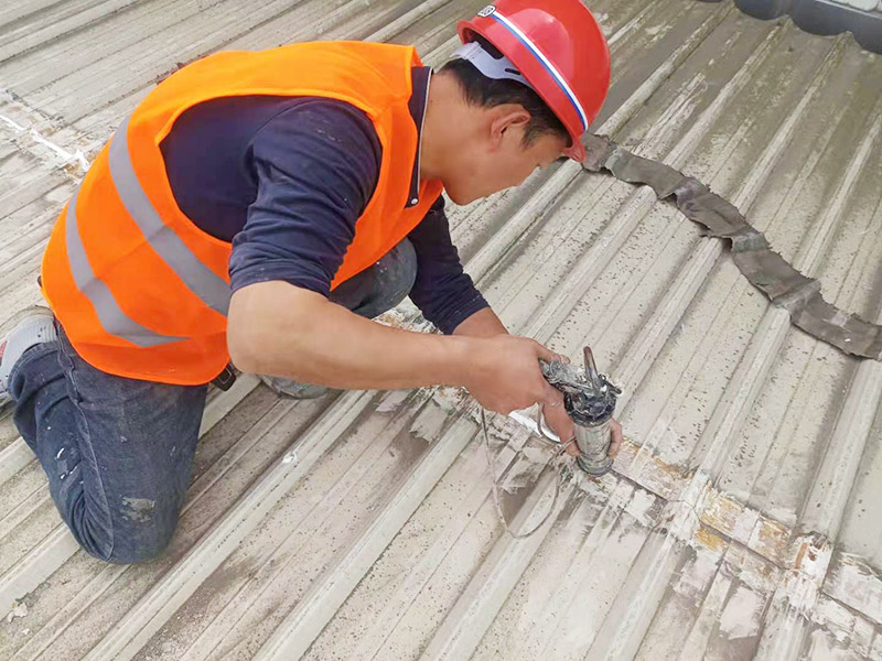 工廠屋頂漏水修補(bǔ)案例:首先要搞明白漏水的原因或地方。一般穿透是屋頂漏水的主要原因，比如混凝土出現(xiàn)裂縫、金屬屋頂出現(xiàn)銹孔等，大家可以根據(jù)屋內(nèi)的水質(zhì)、黑痕或者是霉菌進(jìn)行確定。如果漏水的點(diǎn)比較小，或者是裂縫比較短，可以采取區(qū)域性修補(bǔ)，如果漏水地方比較大、屋頂?shù)牧芽p比較多，可以采取整屋修補(bǔ)。 屋頂表面清潔處理的工具至少包括掃帚，簸箕，一個(gè)或多個(gè)刮刀。要仔細(xì)清除任何一個(gè)可以影響到防水效果的雜物，對(duì)混凝土裂縫我們可以進(jìn)行擴(kuò)增，然后使用工具將裂縫中的污泥清除干凈。 對(duì)屋頂進(jìn)行防水處理: 1、基層潤濕：涂刷之前，若基層較干燥，需在基層灑水潤濕，以確保涂膜附著強(qiáng)度； 2、大面施工：按照防水涂刷范圍，做第一遍涂膜施工，由墻面涂刷至地面； 3、涂刷厚度：第一遍涂膜不要涂刷過厚，涂膜厚度在0.5mm左右即可； 4、涂刷后處理：涂膜完成后確保防水施工部位空氣流通，做好防雨措施，并在門口設(shè)立警示牌，避免涂膜固化前防水涂層遭到破壞。在操作完成后一定要進(jìn)行仔細(xì)的檢測(cè)，尤其墻縫、拐角以及容易積水的地方。