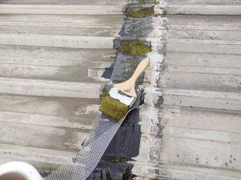 工廠屋頂漏水修補(bǔ)案例:首先要搞明白漏水的原因或地方。一般穿透是屋頂漏水的主要原因，比如混凝土出現(xiàn)裂縫、金屬屋頂出現(xiàn)銹孔等，大家可以根據(jù)屋內(nèi)的水質(zhì)、黑痕或者是霉菌進(jìn)行確定。如果漏水的點(diǎn)比較小，或者是裂縫比較短，可以采取區(qū)域性修補(bǔ)，如果漏水地方比較大、屋頂?shù)牧芽p比較多，可以采取整屋修補(bǔ)。 屋頂表面清潔處理的工具至少包括掃帚，簸箕，一個(gè)或多個(gè)刮刀。要仔細(xì)清除任何一個(gè)可以影響到防水效果的雜物，對(duì)混凝土裂縫我們可以進(jìn)行擴(kuò)增，然后使用工具將裂縫中的污泥清除干凈。 對(duì)屋頂進(jìn)行防水處理: 1、基層潤濕：涂刷之前，若基層較干燥，需在基層灑水潤濕，以確保涂膜附著強(qiáng)度； 2、大面施工：按照防水涂刷范圍，做第一遍涂膜施工，由墻面涂刷至地面； 3、涂刷厚度：第一遍涂膜不要涂刷過厚，涂膜厚度在0.5mm左右即可； 4、涂刷后處理：涂膜完成后確保防水施工部位空氣流通，做好防雨措施，并在門口設(shè)立警示牌，避免涂膜固化前防水涂層遭到破壞。在操作完成后一定要進(jìn)行仔細(xì)的檢測(cè)，尤其墻縫、拐角以及容易積水的地方。