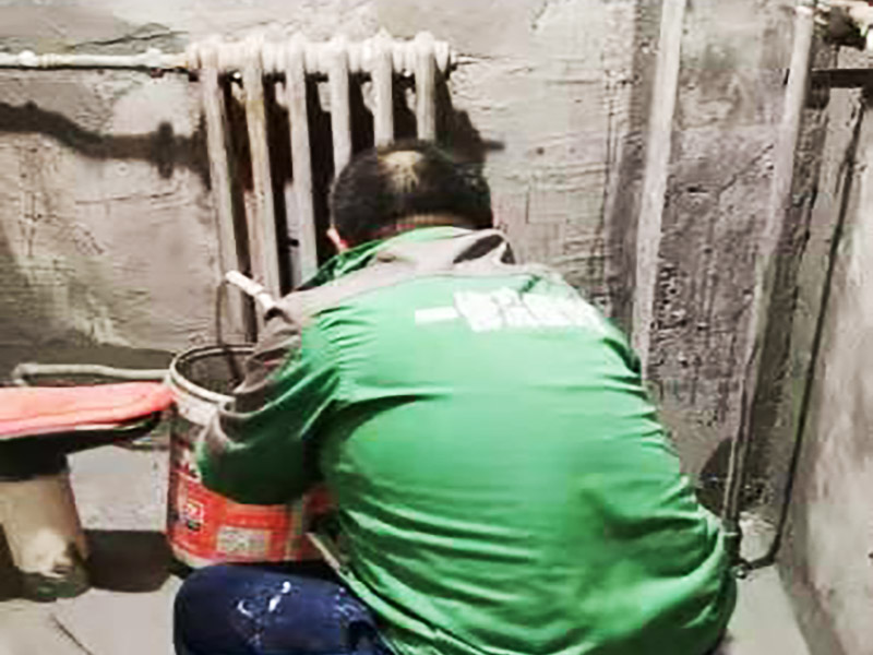 衛(wèi)生間墻地面刷防水：在涂刷防水涂層之前，先要清理墻面和地面。同時(shí)，要用連接的氣泵皮管吹盡陰角處的浮層，要量出防水層的高度并劃出基準(zhǔn)線，刷防水涂料時(shí)要先刷基準(zhǔn)線以下位置，并在墻面和地面連接陰角處刷成八字，上下交叉，交接處接應(yīng)有200mm，不得有漏刷情況出現(xiàn)。 墻角涂刷完成后，沿基準(zhǔn)線涂刷墻體：第一遍涂刷墻面時(shí)，應(yīng)上下縱向涂刷，第二遍涂刷墻體，應(yīng)左右橫向涂刷。 地面防水涂料的涂刷應(yīng)該從房間里側(cè)向門(mén)口涂刷，地面水管接口處尤其要仔細(xì)涂刷，不能有任何遺漏。 在涂刷完防水涂料后，不能立刻貼瓷鉆，還必須對(duì)衛(wèi)生間等空間進(jìn)行防水測(cè)試。防水測(cè)試具體辦法是：堵住衛(wèi)生間排水口、地漏等，然后將衛(wèi)生間積水2~3cm。24小時(shí)后到樓下查看是否有水滲漏，一旦發(fā)現(xiàn)有滲水痕跡，必須馬上返工。如果等到墻地磚鋪貼完畢才發(fā)現(xiàn)防水滲漏的問(wèn)題，則必須將墻地磚全部敲掉重新做防水，這樣的話工程量和損耗會(huì)增大很多。