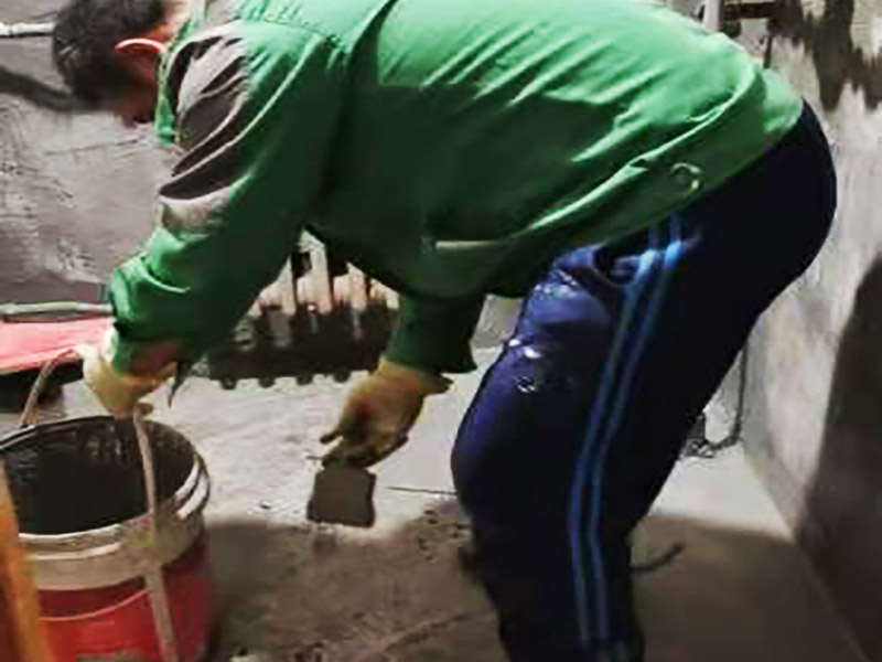 衛(wèi)生間墻地面刷防水：在涂刷防水涂層之前，先要清理墻面和地面。同時(shí)，要用連接的氣泵皮管吹盡陰角處的浮層，要量出防水層的高度并劃出基準(zhǔn)線，刷防水涂料時(shí)要先刷基準(zhǔn)線以下位置，并在墻面和地面連接陰角處刷成八字，上下交叉，交接處接應(yīng)有200mm，不得有漏刷情況出現(xiàn)。 墻角涂刷完成后，沿基準(zhǔn)線涂刷墻體：第一遍涂刷墻面時(shí)，應(yīng)上下縱向涂刷，第二遍涂刷墻體，應(yīng)左右橫向涂刷。 地面防水涂料的涂刷應(yīng)該從房間里側(cè)向門(mén)口涂刷，地面水管接口處尤其要仔細(xì)涂刷，不能有任何遺漏。 在涂刷完防水涂料后，不能立刻貼瓷鉆，還必須對(duì)衛(wèi)生間等空間進(jìn)行防水測(cè)試。防水測(cè)試具體辦法是：堵住衛(wèi)生間排水口、地漏等，然后將衛(wèi)生間積水2~3cm。24小時(shí)后到樓下查看是否有水滲漏，一旦發(fā)現(xiàn)有滲水痕跡，必須馬上返工。如果等到墻地磚鋪貼完畢才發(fā)現(xiàn)防水滲漏的問(wèn)題，則必須將墻地磚全部敲掉重新做防水，這樣的話工程量和損耗會(huì)增大很多。