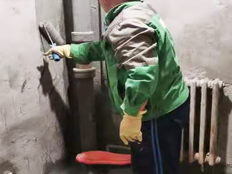 衛(wèi)生間墻地面刷防水：在涂刷防水涂層之前，先要清理墻面和地面。同時(shí)，要用連接的氣泵皮管吹盡陰角處的浮層，要量出防水層的高度并劃出基準(zhǔn)線，刷防水涂料時(shí)要先刷基準(zhǔn)線以下位置，并在墻面和地面連接陰角處刷成八字，上下交叉，交接處接應(yīng)有200mm，不得有漏刷情況出現(xiàn)。 墻角涂刷完成后，沿基準(zhǔn)線涂刷墻體：第一遍涂刷墻面時(shí)，應(yīng)上下縱向涂刷，第二遍涂刷墻體，應(yīng)左右橫向涂刷。 地面防水涂料的涂刷應(yīng)該從房間里側(cè)向門(mén)口涂刷，地面水管接口處尤其要仔細(xì)涂刷，不能有任何遺漏。 在涂刷完防水涂料后，不能立刻貼瓷鉆，還必須對(duì)衛(wèi)生間等空間進(jìn)行防水測(cè)試。防水測(cè)試具體辦法是：堵住衛(wèi)生間排水口、地漏等，然后將衛(wèi)生間積水2~3cm。24小時(shí)后到樓下查看是否有水滲漏，一旦發(fā)現(xiàn)有滲水痕跡，必須馬上返工。如果等到墻地磚鋪貼完畢才發(fā)現(xiàn)防水滲漏的問(wèn)題，則必須將墻地磚全部敲掉重新做防水，這樣的話工程量和損耗會(huì)增大很多。