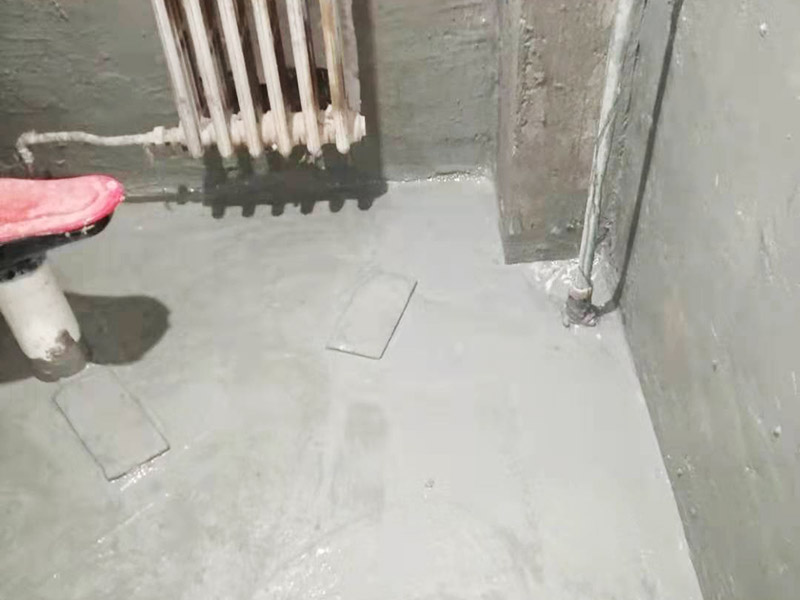 衛(wèi)生間墻地面刷防水：在涂刷防水涂層之前，先要清理墻面和地面。同時(shí)，要用連接的氣泵皮管吹盡陰角處的浮層，要量出防水層的高度并劃出基準(zhǔn)線，刷防水涂料時(shí)要先刷基準(zhǔn)線以下位置，并在墻面和地面連接陰角處刷成八字，上下交叉，交接處接應(yīng)有200mm，不得有漏刷情況出現(xiàn)。 墻角涂刷完成后，沿基準(zhǔn)線涂刷墻體：第一遍涂刷墻面時(shí)，應(yīng)上下縱向涂刷，第二遍涂刷墻體，應(yīng)左右橫向涂刷。 地面防水涂料的涂刷應(yīng)該從房間里側(cè)向門(mén)口涂刷，地面水管接口處尤其要仔細(xì)涂刷，不能有任何遺漏。 在涂刷完防水涂料后，不能立刻貼瓷鉆，還必須對(duì)衛(wèi)生間等空間進(jìn)行防水測(cè)試。防水測(cè)試具體辦法是：堵住衛(wèi)生間排水口、地漏等，然后將衛(wèi)生間積水2~3cm。24小時(shí)后到樓下查看是否有水滲漏，一旦發(fā)現(xiàn)有滲水痕跡，必須馬上返工。如果等到墻地磚鋪貼完畢才發(fā)現(xiàn)防水滲漏的問(wèn)題，則必須將墻地磚全部敲掉重新做防水，這樣的話工程量和損耗會(huì)增大很多。