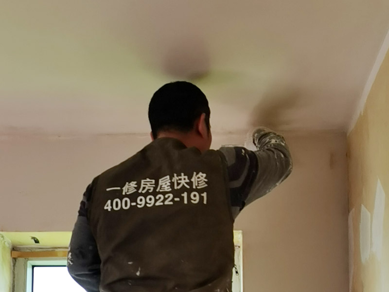 墻面刮膩子修補：1、鏟墻皮：可以做輕微潤水實驗，檢驗原涂層附著力是否合格，如果原基層膩子較差，則需要鏟除，重新石膏找平。 2、墻體封閉墻固一遍：目的是封閉墻體潮氣、增強膩子與墻體之間的結(jié)合力。如果遇到老房子，可刷墻固增加保險系數(shù)。 3、陰角處理兩面&ldquo;彈線&rdquo;（注意垂直度），陽角處理用靠尺就可以了，然后用石膏粉加膠調(diào)制石膏膩子找直。 4、墻體找平：先檢查墻體有無&ldquo;空鼓&rdquo;、裂縫及施工洞，然后用稍長一點的鋁合金直尺檢查頂部和墻面的凹陷部位，做標記，用石膏膩子墊平。 5、正式刮膩子：石膏膩子干透后刮膩子（每遍必須徹底干透）。檢查膩子是否干透方法有二：首先觀察顏色是否一致；再就是看打磨的時候有沒&ldquo;粘砂紙&rdquo;現(xiàn)象。 6、強燈光斜射打磨：可用204＃－360＃砂紙。不可用粗砂紙，否則打磨后的墻面有痕跡，刷完涂料后有凹凸不平現(xiàn)象，影響美觀。