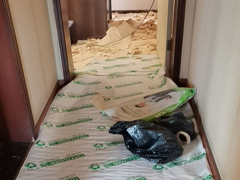 墻面刮膩子修補：1、鏟墻皮：可以做輕微潤水實驗，檢驗原涂層附著力是否合格，如果原基層膩子較差，則需要鏟除，重新石膏找平。 2、墻體封閉墻固一遍：目的是封閉墻體潮氣、增強膩子與墻體之間的結(jié)合力。如果遇到老房子，可刷墻固增加保險系數(shù)。 3、陰角處理兩面&ldquo;彈線&rdquo;（注意垂直度），陽角處理用靠尺就可以了，然后用石膏粉加膠調(diào)制石膏膩子找直。 4、墻體找平：先檢查墻體有無&ldquo;空鼓&rdquo;、裂縫及施工洞，然后用稍長一點的鋁合金直尺檢查頂部和墻面的凹陷部位，做標記，用石膏膩子墊平。 5、正式刮膩子：石膏膩子干透后刮膩子（每遍必須徹底干透）。檢查膩子是否干透方法有二：首先觀察顏色是否一致；再就是看打磨的時候有沒&ldquo;粘砂紙&rdquo;現(xiàn)象。 6、強燈光斜射打磨：可用204＃－360＃砂紙。不可用粗砂紙，否則打磨后的墻面有痕跡，刷完涂料后有凹凸不平現(xiàn)象，影響美觀。