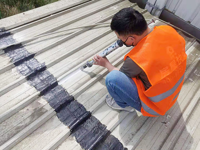 輕鋼瓦屋頂防水打膠:清理基層，施工前要將基層表面的塵土和雜物清理干凈，然后用熱熔法改性瀝青卷材對防水層施工前在水落口、管根、陰陽角等細部先做好附加層。 1、陰雨天氣不能進行防水工作和保溫施工。 2、卷材的防水層質(zhì)量要符合要求，干燥程度要達到一定標準。 3、屋頂?shù)墓战恰⑻鞙虾途聿拇罱?、水落口等?jié)點部位，要鋪貼牢固，要符合屋面防水工程技術(shù)規(guī)范。 4、防水卷材鋪貼時基層和卷材之間的排氣要充分，避免過度拉緊和皺褶。 5、防水卷材鋪貼要順直，要嚴格按照基層的彈標線來施工。 6、鋪設(shè)保溫層時一定要保護好防水層。