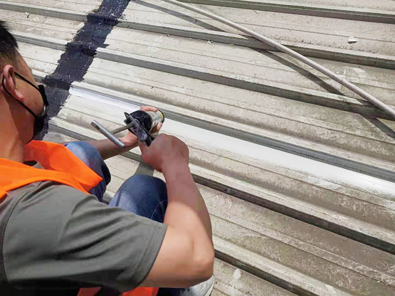 輕鋼瓦屋頂防水打膠:清理基層，施工前要將基層表面的塵土和雜物清理干凈，然后用熱熔法改性瀝青卷材對防水層施工前在水落口、管根、陰陽角等細部先做好附加層。 1、陰雨天氣不能進行防水工作和保溫施工。 2、卷材的防水層質(zhì)量要符合要求，干燥程度要達到一定標準。 3、屋頂?shù)墓战?、天溝和卷材搭接、水落口等?jié)點部位，要鋪貼牢固，要符合屋面防水工程技術(shù)規(guī)范。 4、防水卷材鋪貼時基層和卷材之間的排氣要充分，避免過度拉緊和皺褶。 5、防水卷材鋪貼要順直，要嚴格按照基層的彈標線來施工。 6、鋪設(shè)保溫層時一定要保護好防水層。