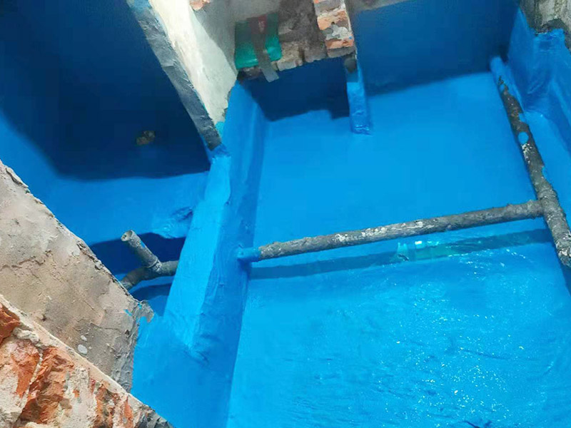 浴室防水裝修：首先要將墻面地面都要清潔干凈，這點(diǎn)非常重要，不能有散沙、土、石塊等干擾基層。如果基層開發(fā)商做的很不好的話，表面還要刷一層界面劑以防止墻面表面起沙。用噴壺將陰角部分和管根部分噴水，噴水的主要目的就是防止墻面吸收了堵漏寶太多的水分，造成堵漏寶沒有和墻面凝結(jié)在一起。那么噴多少水呢，建議以表面沒有明顯積水為宜。刷完以后，將第一遍堵漏上鋪好網(wǎng)格布，主要是防止堵漏初凝以后裂開。然后進(jìn)行第二遍涂刷堵漏，刷完就要進(jìn)行下面柔韌性防水涂刷的步驟了。