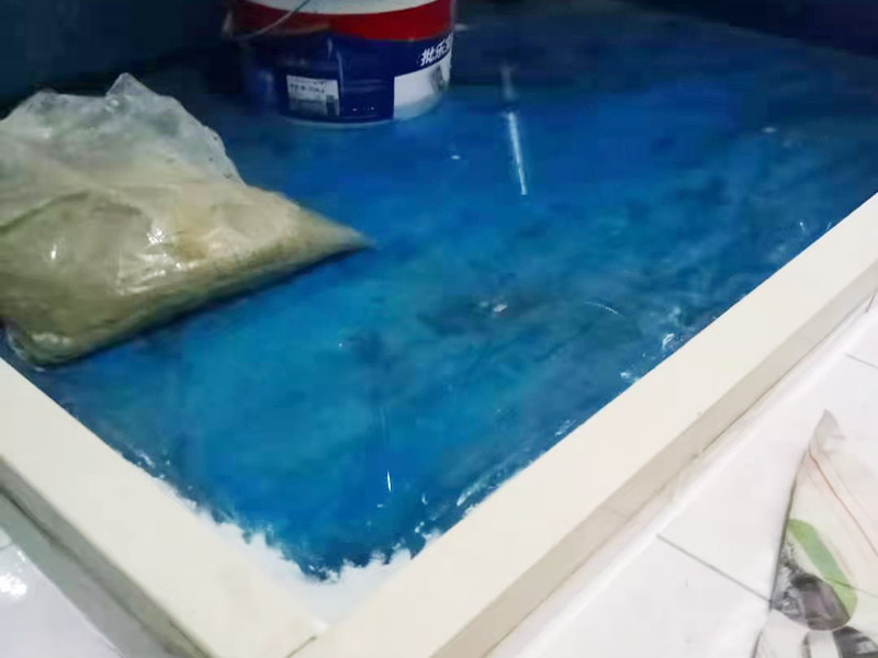 浴室防水裝修：首先要將墻面地面都要清潔干凈，這點(diǎn)非常重要，不能有散沙、土、石塊等干擾基層。如果基層開發(fā)商做的很不好的話，表面還要刷一層界面劑以防止墻面表面起沙。用噴壺將陰角部分和管根部分噴水，噴水的主要目的就是防止墻面吸收了堵漏寶太多的水分，造成堵漏寶沒有和墻面凝結(jié)在一起。那么噴多少水呢，建議以表面沒有明顯積水為宜。刷完以后，將第一遍堵漏上鋪好網(wǎng)格布，主要是防止堵漏初凝以后裂開。然后進(jìn)行第二遍涂刷堵漏，刷完就要進(jìn)行下面柔韌性防水涂刷的步驟了。