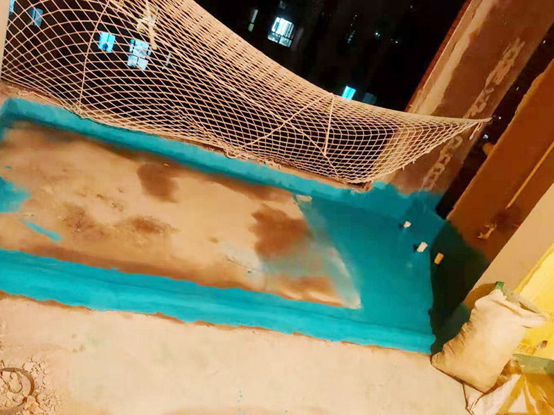 陽臺清理刷防水：在涂刷防水涂層之前，先要清理墻面和地面。同時，要用連接的氣泵皮管吹盡陰角處的浮層，在涂刷防水涂層之前，要量出防水層的高度并劃出基準線。刷防水涂料時要先刷基準線以下位置，并在墻面和地面連接陰角處刷成八字，上下交叉，交接處接應(yīng)有200mm，不得有漏刷情況出現(xiàn)。
墻角涂刷完成后，沿基準線涂刷墻體：第一遍涂刷墻面時，應(yīng)上下縱向涂刷，第二遍涂刷墻體，應(yīng)左右橫向涂刷。
地面防水涂料的涂刷應(yīng)該從房間里側(cè)向門口涂刷，地面水管接口處尤其要仔細涂刷，不能有任何遺漏。
在涂刷完防水涂料后，不能立刻貼瓷鉆，