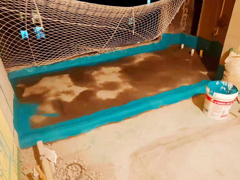 陽臺清理刷防水：在涂刷防水涂層之前，先要清理墻面和地面。同時，要用連接的氣泵皮管吹盡陰角處的浮層，在涂刷防水涂層之前，要量出防水層的高度并劃出基準線。刷防水涂料時要先刷基準線以下位置，并在墻面和地面連接陰角處刷成八字，上下交叉，交接處接應(yīng)有200mm，不得有漏刷情況出現(xiàn)。
墻角涂刷完成后，沿基準線涂刷墻體：第一遍涂刷墻面時，應(yīng)上下縱向涂刷，第二遍涂刷墻體，應(yīng)左右橫向涂刷。
地面防水涂料的涂刷應(yīng)該從房間里側(cè)向門口涂刷，地面水管接口處尤其要仔細涂刷，不能有任何遺漏。
在涂刷完防水涂料后，不能立刻貼瓷鉆，