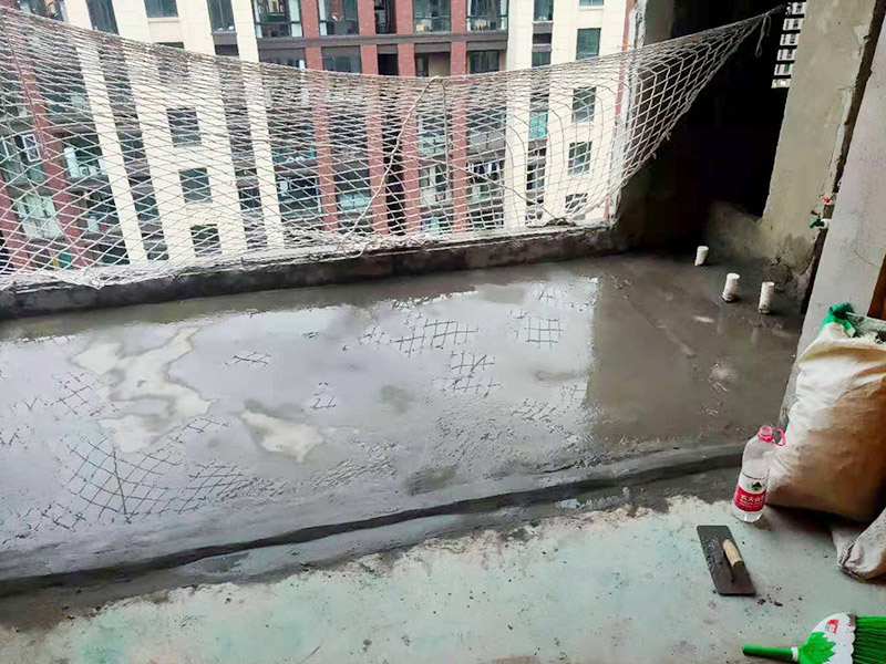 陽臺清理刷防水：在涂刷防水涂層之前，先要清理墻面和地面。同時，要用連接的氣泵皮管吹盡陰角處的浮層，在涂刷防水涂層之前，要量出防水層的高度并劃出基準線。刷防水涂料時要先刷基準線以下位置，并在墻面和地面連接陰角處刷成八字，上下交叉，交接處接應(yīng)有200mm，不得有漏刷情況出現(xiàn)。 墻角涂刷完成后，沿基準線涂刷墻體：第一遍涂刷墻面時，應(yīng)上下縱向涂刷，第二遍涂刷墻體，應(yīng)左右橫向涂刷。 地面防水涂料的涂刷應(yīng)該從房間里側(cè)向門口涂刷，地面水管接口處尤其要仔細涂刷，不能有任何遺漏。 在涂刷完防水涂料后，不能立刻貼瓷鉆，