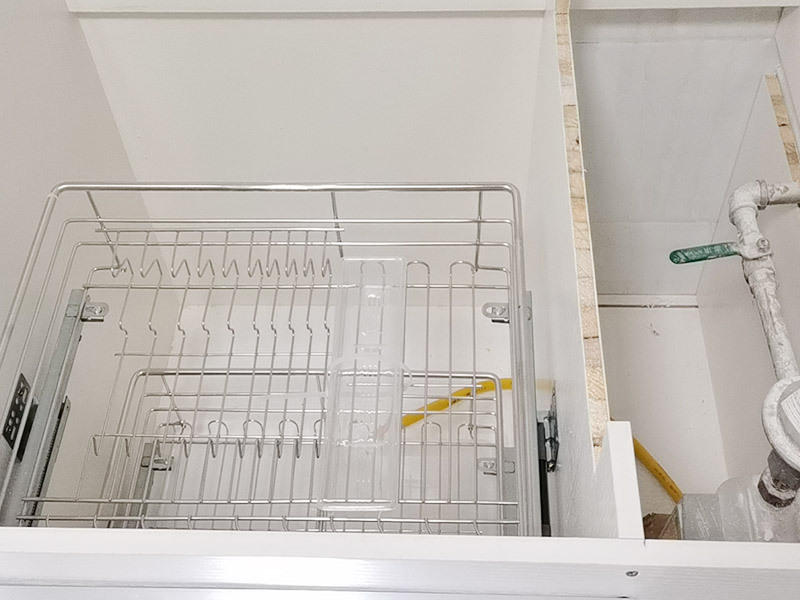 櫥柜安裝案例：安裝地柜前，工人應該對廚房地面進行清掃，以便準確測量地面水平。安裝時如果櫥柜與地面不能達到水平，櫥柜柜門的縫隙就無法平衡，安裝工人使用水平尺對地面、墻面進行測量后就能了解地面水平情況，最后調(diào)整櫥柜水平。 地柜安裝完畢后則可以進行吊柜安裝，安裝吊柜時，為了保證膨脹螺栓的水平，需要在墻面畫出水平線，一般情況下水平線與臺面的距離為650毫米，我們可以根據(jù)自身身高的情況，向工人提出地柜與吊柜之間距離的調(diào)整，以方便日后使用。