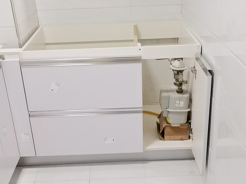 櫥柜安裝案例：安裝地柜前，工人應該對廚房地面進行清掃，以便準確測量地面水平。安裝時如果櫥柜與地面不能達到水平，櫥柜柜門的縫隙就無法平衡，安裝工人使用水平尺對地面、墻面進行測量后就能了解地面水平情況，最后調(diào)整櫥柜水平。 地柜安裝完畢后則可以進行吊柜安裝，安裝吊柜時，為了保證膨脹螺栓的水平，需要在墻面畫出水平線，一般情況下水平線與臺面的距離為650毫米，我們可以根據(jù)自身身高的情況，向工人提出地柜與吊柜之間距離的調(diào)整，以方便日后使用。