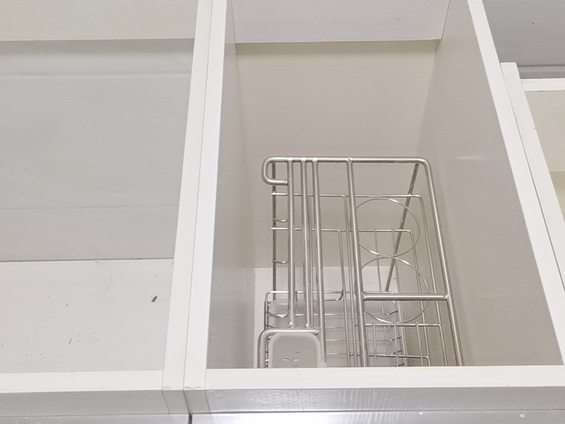 櫥柜安裝案例：安裝地柜前，工人應該對廚房地面進行清掃，以便準確測量地面水平。安裝時如果櫥柜與地面不能達到水平，櫥柜柜門的縫隙就無法平衡，安裝工人使用水平尺對地面、墻面進行測量后就能了解地面水平情況，最后調(diào)整櫥柜水平。 地柜安裝完畢后則可以進行吊柜安裝，安裝吊柜時，為了保證膨脹螺栓的水平，需要在墻面畫出水平線，一般情況下水平線與臺面的距離為650毫米，我們可以根據(jù)自身身高的情況，向工人提出地柜與吊柜之間距離的調(diào)整，以方便日后使用。