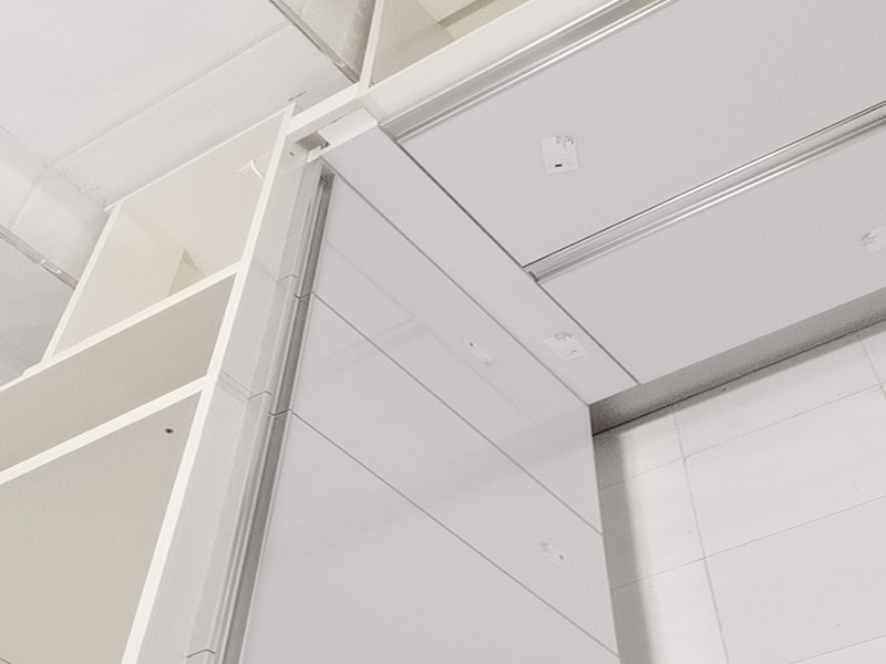 櫥柜安裝案例：安裝地柜前，工人應該對廚房地面進行清掃，以便準確測量地面水平。安裝時如果櫥柜與地面不能達到水平，櫥柜柜門的縫隙就無法平衡，安裝工人使用水平尺對地面、墻面進行測量后就能了解地面水平情況，最后調(diào)整櫥柜水平。 地柜安裝完畢后則可以進行吊柜安裝，安裝吊柜時，為了保證膨脹螺栓的水平，需要在墻面畫出水平線，一般情況下水平線與臺面的距離為650毫米，我們可以根據(jù)自身身高的情況，向工人提出地柜與吊柜之間距離的調(diào)整，以方便日后使用。