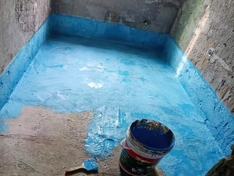 衛(wèi)生間墻地面刷防水：在涂刷防水涂層之前，先要清理墻面和地面。同時(shí)，要用連接的氣泵皮管吹盡陰角處的浮層，要量出防水層的高度并劃出基準(zhǔn)線，刷防水涂料時(shí)要先刷基準(zhǔn)線以下位置，并在墻面和地面連接陰角處刷成八字，上下交叉，交接處接應(yīng)有200mm，不得有漏刷情況出現(xiàn)。 墻角涂刷完成后，沿基準(zhǔn)線涂刷墻體：第一遍涂刷墻面時(shí)，應(yīng)上下縱向涂刷，第二遍涂刷墻體，應(yīng)左右橫向涂刷。地面防水涂料的涂刷應(yīng)該從房間里側(cè)向門口涂刷，地面水管接口處尤其要仔細(xì)涂刷，不能有任何遺漏。 在涂刷完防水涂料后，不能立刻貼瓷鉆，還必須對衛(wèi)生間等空間進(jìn)行防水測試。