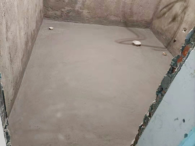 衛(wèi)生間墻地面刷防水：在涂刷防水涂層之前，先要清理墻面和地面。同時(shí)，要用連接的氣泵皮管吹盡陰角處的浮層，要量出防水層的高度并劃出基準(zhǔn)線，刷防水涂料時(shí)要先刷基準(zhǔn)線以下位置，并在墻面和地面連接陰角處刷成八字，上下交叉，交接處接應(yīng)有200mm，不得有漏刷情況出現(xiàn)。 墻角涂刷完成后，沿基準(zhǔn)線涂刷墻體：第一遍涂刷墻面時(shí)，應(yīng)上下縱向涂刷，第二遍涂刷墻體，應(yīng)左右橫向涂刷。地面防水涂料的涂刷應(yīng)該從房間里側(cè)向門口涂刷，地面水管接口處尤其要仔細(xì)涂刷，不能有任何遺漏。 在涂刷完防水涂料后，不能立刻貼瓷鉆，還必須對衛(wèi)生間等空間進(jìn)行防水測試。