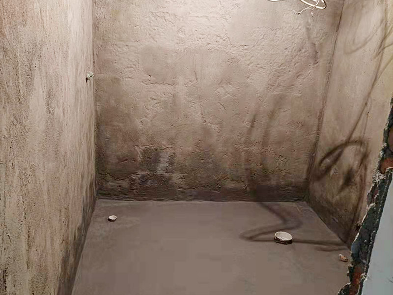 衛(wèi)生間墻地面刷防水：在涂刷防水涂層之前，先要清理墻面和地面。同時(shí)，要用連接的氣泵皮管吹盡陰角處的浮層，要量出防水層的高度并劃出基準(zhǔn)線，刷防水涂料時(shí)要先刷基準(zhǔn)線以下位置，并在墻面和地面連接陰角處刷成八字，上下交叉，交接處接應(yīng)有200mm，不得有漏刷情況出現(xiàn)。 墻角涂刷完成后，沿基準(zhǔn)線涂刷墻體：第一遍涂刷墻面時(shí)，應(yīng)上下縱向涂刷，第二遍涂刷墻體，應(yīng)左右橫向涂刷。地面防水涂料的涂刷應(yīng)該從房間里側(cè)向門口涂刷，地面水管接口處尤其要仔細(xì)涂刷，不能有任何遺漏。 在涂刷完防水涂料后，不能立刻貼瓷鉆，還必須對衛(wèi)生間等空間進(jìn)行防水測試。