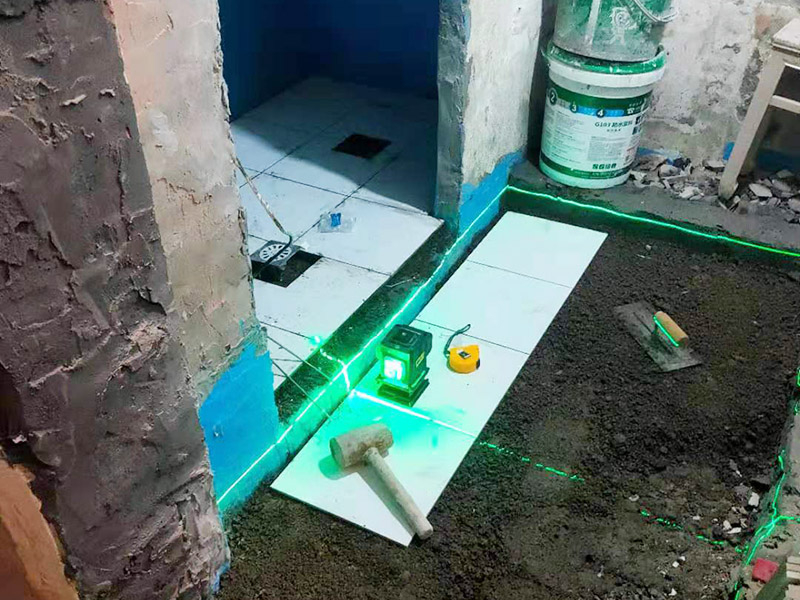 地面貼磚維修：干鋪法：首先要把基層用水澆濕，除去雜物和浮沙。再抹結(jié)合層，需要注意的是要使用1：3的干性水泥漿，按照水平線探鋪平整，然后再把磚放在沙漿上用膠皮錘振實(shí)。這時(shí)再把地面磚取下澆抹水泥漿，然后把地面磚放實(shí)振平就可以了。采用干鋪法可以有效地避免鋪裝過程中造成的空鼓、氣泡等現(xiàn)象發(fā)生。但是干鋪法的技術(shù)含量比較高，所以費(fèi)用也會(huì)比較貴。 濕鋪法，這種鋪貼方法與干鋪法不同之處在于將1：3的干性水泥漿替換成水泥沙漿和普通水。需要注意的是這種鋪貼法在鋪貼過程中容易產(chǎn)生氣泡和空鼓，這樣就會(huì)影響地磚的使用壽命。也是因?yàn)檫@種原因使其價(jià)格便宜，操作簡(jiǎn)單。