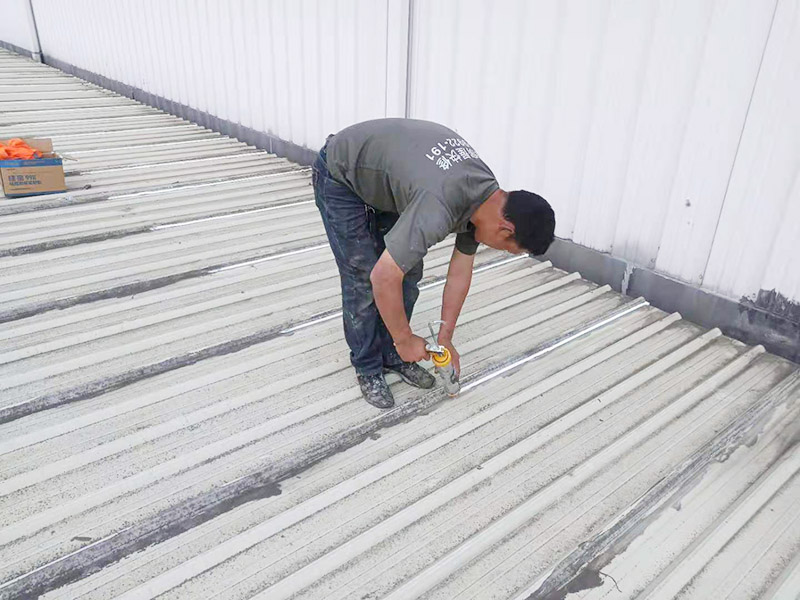 屋面防水打膠維修：1．一般在在干燥基面上施工防水涂料前應(yīng)先濕潤基面至無明水為準(zhǔn)，若基面潮濕但無明水可直接施工。 2．按配比先將防水漿料乳液倒入拌料桶中，然后再將粉料倒入，充分?jǐn)嚢柚辆鶆?、無料粒糊狀，靜置十分鐘后再攪拌一下，效果更佳。