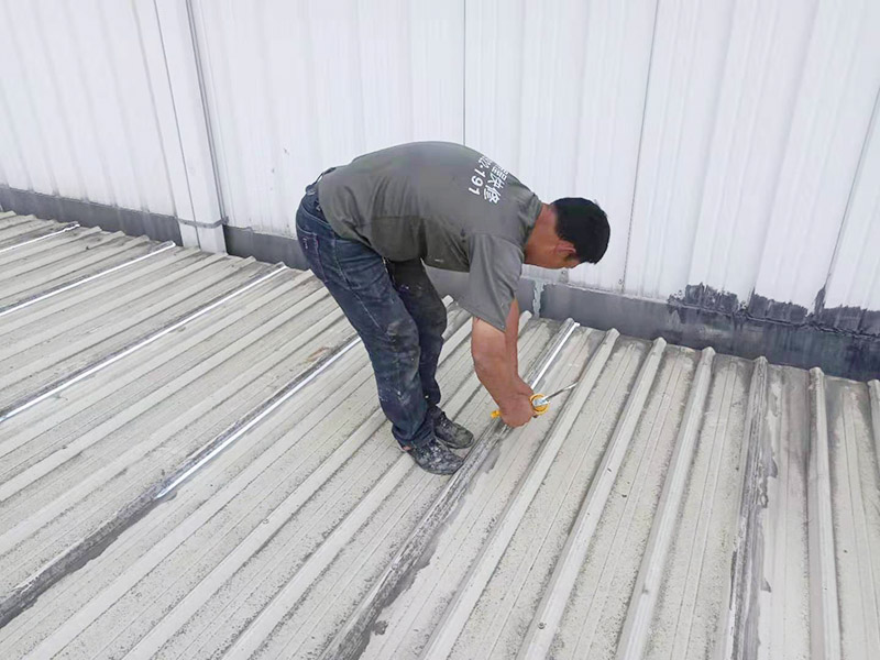 屋面防水打膠維修：1．一般在在干燥基面上施工防水涂料前應(yīng)先濕潤基面至無明水為準(zhǔn)，若基面潮濕但無明水可直接施工。 2．按配比先將防水漿料乳液倒入拌料桶中，然后再將粉料倒入，充分?jǐn)嚢柚辆鶆?、無料粒糊狀，靜置十分鐘后再攪拌一下，效果更佳。