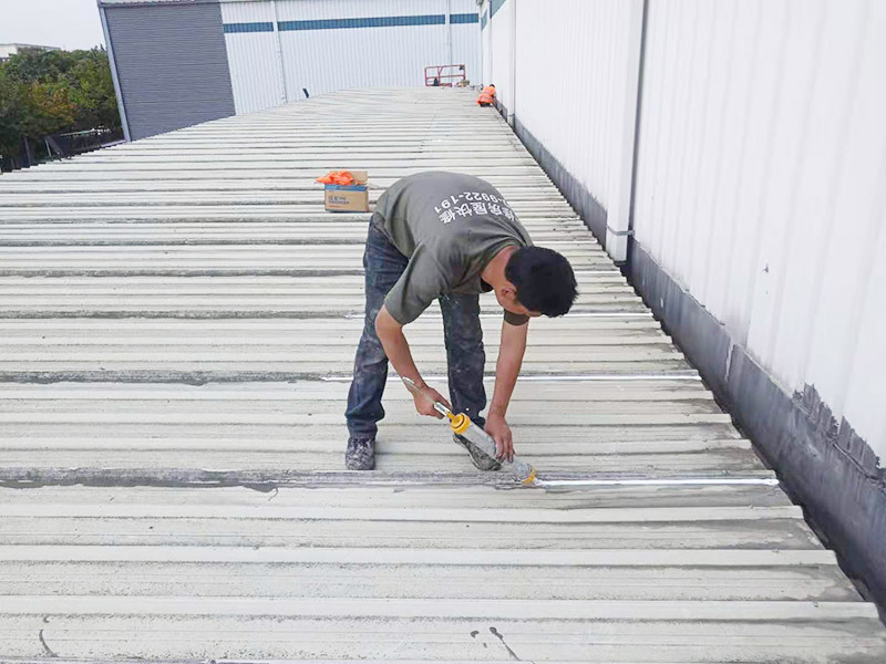 屋面防水打膠維修：1．一般在在干燥基面上施工防水涂料前應(yīng)先濕潤基面至無明水為準(zhǔn)，若基面潮濕但無明水可直接施工。 2．按配比先將防水漿料乳液倒入拌料桶中，然后再將粉料倒入，充分?jǐn)嚢柚辆鶆?、無料粒糊狀，靜置十分鐘后再攪拌一下，效果更佳。