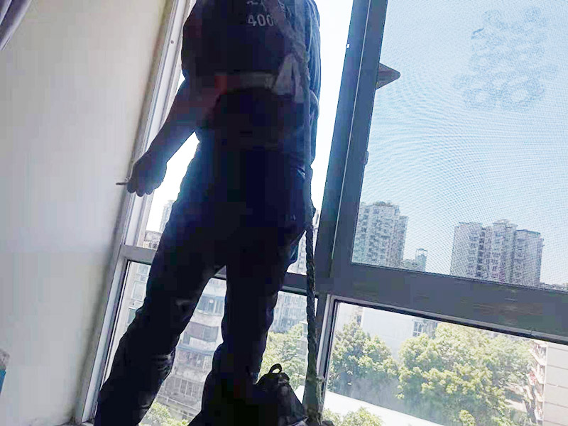 門窗漏水維修：首先將窗框與墻之間縫隙內(nèi)的所有填充物都要剔除干凈，然后還用吹風(fēng)機吹掃干凈。接著就是使用發(fā)泡膠來填縫，注意盡量把縫隙的填滿保證密實。這樣就把窗框和洞口之間的縫隙封閉起來，以此防止漏水。