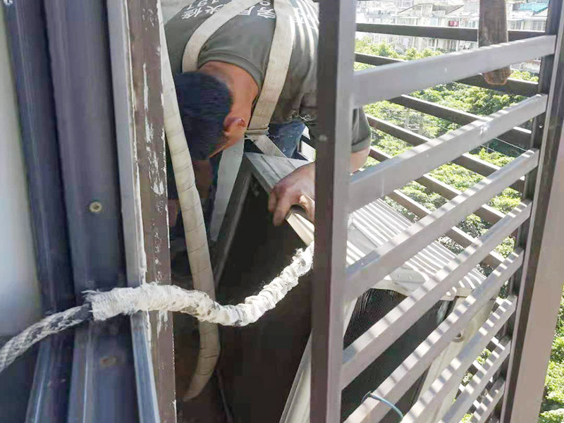 空調(diào)外機墻面維修：墻面修補，一定要做好基層的處理，如果您家是二次裝修墻面時，沒有將以前的老墻的墻皮鏟除干凈，或者是只鏟除了表層的膩子，那么修補墻面時，是會遺留下高低不平的部分墻皮的，此后，要是接著上刷界面劑或者膩子，那么很可能就會導(dǎo)致新刷的墻面出現(xiàn)開裂的情況。舊房要是在長期使用中受到了來自外界的沖擊或者震動，是有可能造成局部墻面基層與墻體脫離的。 在修補墻面的時候，要是發(fā)現(xiàn)墻面出現(xiàn)滲水或者發(fā)霉的情況，是可以直接更換水管的，或者是進行修補，具體的操作方法是，先關(guān)閉上閥門，把水源斷開后，然后將水龍頭打開至合