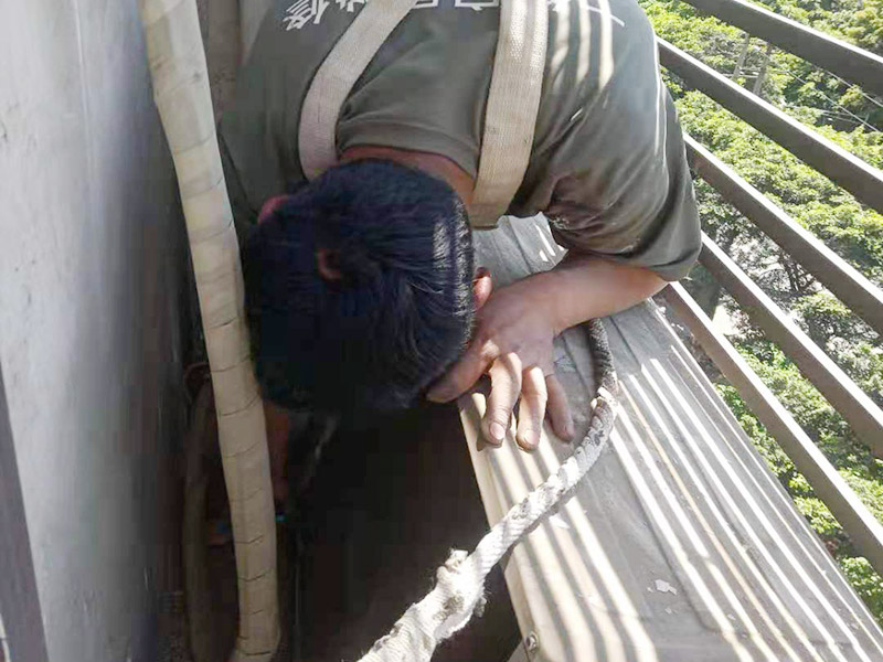 空調(diào)外機墻面維修：墻面修補，一定要做好基層的處理，如果您家是二次裝修墻面時，沒有將以前的老墻的墻皮鏟除干凈，或者是只鏟除了表層的膩子，那么修補墻面時，是會遺留下高低不平的部分墻皮的，此后，要是接著上刷界面劑或者膩子，那么很可能就會導(dǎo)致新刷的墻面出現(xiàn)開裂的情況。舊房要是在長期使用中受到了來自外界的沖擊或者震動，是有可能造成局部墻面基層與墻體脫離的。 在修補墻面的時候，要是發(fā)現(xiàn)墻面出現(xiàn)滲水或者發(fā)霉的情況，是可以直接更換水管的，或者是進行修補，具體的操作方法是，先關(guān)閉上閥門，把水源斷開后，然后將水龍頭打開至合