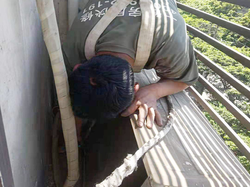 空調(diào)外機墻面維修：墻面修補，一定要做好基層的處理，如果您家是二次裝修墻面時，沒有將以前的老墻的墻皮鏟除干凈，或者是只鏟除了表層的膩子，那么修補墻面時，是會遺留下高低不平的部分墻皮的，此后，要是接著上刷界面劑或者膩子，那么很可能就會導(dǎo)致新刷的墻面出現(xiàn)開裂的情況。舊房要是在長期使用中受到了來自外界的沖擊或者震動，是有可能造成局部墻面基層與墻體脫離的。 在修補墻面的時候，要是發(fā)現(xiàn)墻面出現(xiàn)滲水或者發(fā)霉的情況，是可以直接更換水管的，或者是進行修補，具體的操作方法是，先關(guān)閉上閥門，把水源斷開后，然后將水龍頭打開至合