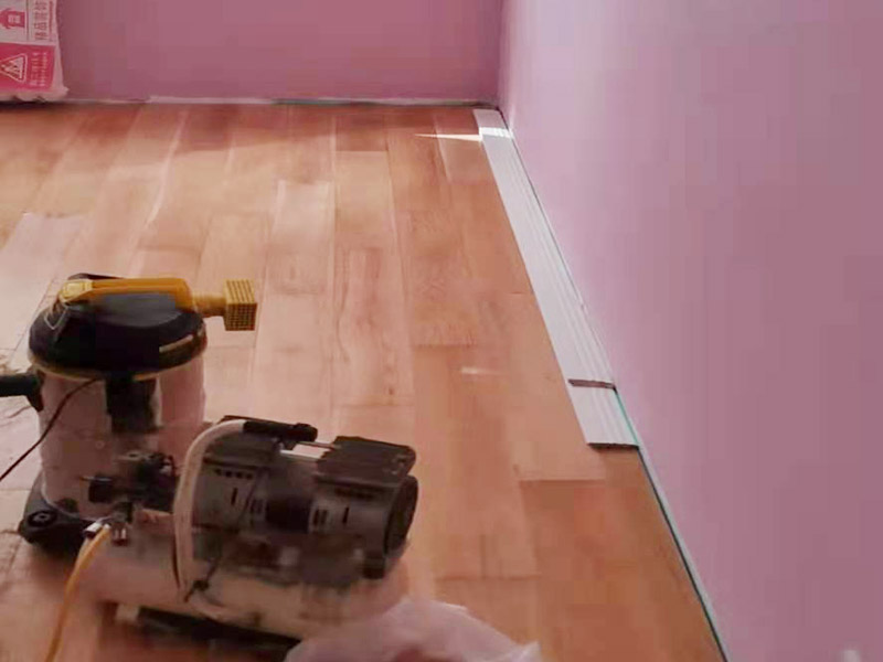 踢腳線安裝施工:一般踢腳線安裝是在墻面、地面、門套、窗套安裝好后進(jìn)行;若室內(nèi)是打制或定制家具，還需在不可移動(dòng)的大件家具弄好后才能安裝。室內(nèi)現(xiàn)場(chǎng)達(dá)到安裝踢腳線的條件后，對(duì)墻面上的灰塵做清潔處理，若有凹凸不平的墻面，一定要弄平整后再施工。 先測(cè)量墻面的長(zhǎng)度，確定踢腳線的裁切長(zhǎng)度。而切口為了不影響表面美觀，通常采用45&deg;斜切的方式，這樣兩邊踢腳線拼合在一起才能更緊密。 貼的時(shí)候，踢腳線要先從兩端開(kāi)始貼，這樣可保持高度一致。對(duì)于木質(zhì)、PVC踢腳線，需要鉆孔、打釘來(lái)貼。使用專用打孔工具來(lái)鉆孔。