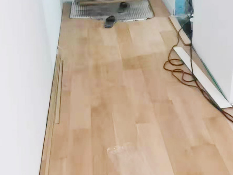 踢腳線安裝施工:一般踢腳線安裝是在墻面、地面、門套、窗套安裝好后進(jìn)行;若室內(nèi)是打制或定制家具，還需在不可移動(dòng)的大件家具弄好后才能安裝。室內(nèi)現(xiàn)場(chǎng)達(dá)到安裝踢腳線的條件后，對(duì)墻面上的灰塵做清潔處理，若有凹凸不平的墻面，一定要弄平整后再施工。 先測(cè)量墻面的長(zhǎng)度，確定踢腳線的裁切長(zhǎng)度。而切口為了不影響表面美觀，通常采用45&deg;斜切的方式，這樣兩邊踢腳線拼合在一起才能更緊密。 貼的時(shí)候，踢腳線要先從兩端開(kāi)始貼，這樣可保持高度一致。對(duì)于木質(zhì)、PVC踢腳線，需要鉆孔、打釘來(lái)貼。使用專用打孔工具來(lái)鉆孔。