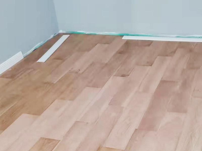 踢腳線安裝施工:一般踢腳線安裝是在墻面、地面、門套、窗套安裝好后進(jìn)行;若室內(nèi)是打制或定制家具，還需在不可移動(dòng)的大件家具弄好后才能安裝。室內(nèi)現(xiàn)場(chǎng)達(dá)到安裝踢腳線的條件后，對(duì)墻面上的灰塵做清潔處理，若有凹凸不平的墻面，一定要弄平整后再施工。 先測(cè)量墻面的長(zhǎng)度，確定踢腳線的裁切長(zhǎng)度。而切口為了不影響表面美觀，通常采用45&deg;斜切的方式，這樣兩邊踢腳線拼合在一起才能更緊密。 貼的時(shí)候，踢腳線要先從兩端開(kāi)始貼，這樣可保持高度一致。對(duì)于木質(zhì)、PVC踢腳線，需要鉆孔、打釘來(lái)貼。使用專用打孔工具來(lái)鉆孔。