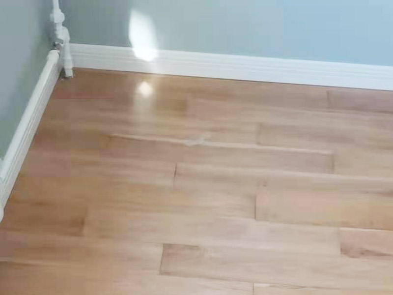 踢腳線安裝施工:一般踢腳線安裝是在墻面、地面、門套、窗套安裝好后進(jìn)行;若室內(nèi)是打制或定制家具，還需在不可移動(dòng)的大件家具弄好后才能安裝。室內(nèi)現(xiàn)場(chǎng)達(dá)到安裝踢腳線的條件后，對(duì)墻面上的灰塵做清潔處理，若有凹凸不平的墻面，一定要弄平整后再施工。 先測(cè)量墻面的長(zhǎng)度，確定踢腳線的裁切長(zhǎng)度。而切口為了不影響表面美觀，通常采用45&deg;斜切的方式，這樣兩邊踢腳線拼合在一起才能更緊密。 貼的時(shí)候，踢腳線要先從兩端開(kāi)始貼，這樣可保持高度一致。對(duì)于木質(zhì)、PVC踢腳線，需要鉆孔、打釘來(lái)貼。使用專用打孔工具來(lái)鉆孔。