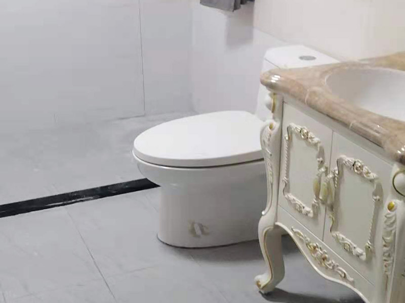 衛(wèi)生間馬桶安裝：第一步：先檢查地面下水口，看其里面是否有垃圾堆積，如果有我們一定要仔細(xì)的檢查并清理干凈。如果清理不好很可能會引起馬桶堵塞等問題。 第二步：將馬桶的出水管先試著安裝放上去，在馬桶的栓孔眼的地方用記號筆做上記號，然后再挪開馬桶。 第三步：在做好記號的地方開一個直接為1.5-2cm，高度為6cm的孔，然后用水泥將1cm的螺栓捻牢在孔洞里面。然后將馬桶放上去看其是否吻合，檢查好后移開馬桶。然后在馬桶出水管和下水管扣周圍涂上油灰，然后將螺栓孔對準(zhǔn)捻好的螺栓，擺正擰好。