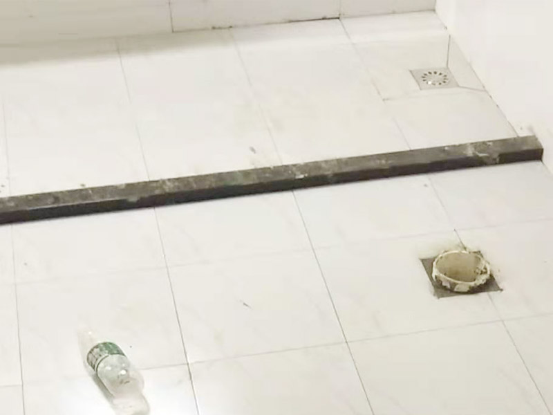 衛(wèi)生間馬桶安裝：第一步：先檢查地面下水口，看其里面是否有垃圾堆積，如果有我們一定要仔細(xì)的檢查并清理干凈。如果清理不好很可能會引起馬桶堵塞等問題。 第二步：將馬桶的出水管先試著安裝放上去，在馬桶的栓孔眼的地方用記號筆做上記號，然后再挪開馬桶。 第三步：在做好記號的地方開一個直接為1.5-2cm，高度為6cm的孔，然后用水泥將1cm的螺栓捻牢在孔洞里面。然后將馬桶放上去看其是否吻合，檢查好后移開馬桶。然后在馬桶出水管和下水管扣周圍涂上油灰，然后將螺栓孔對準(zhǔn)捻好的螺栓，擺正擰好。