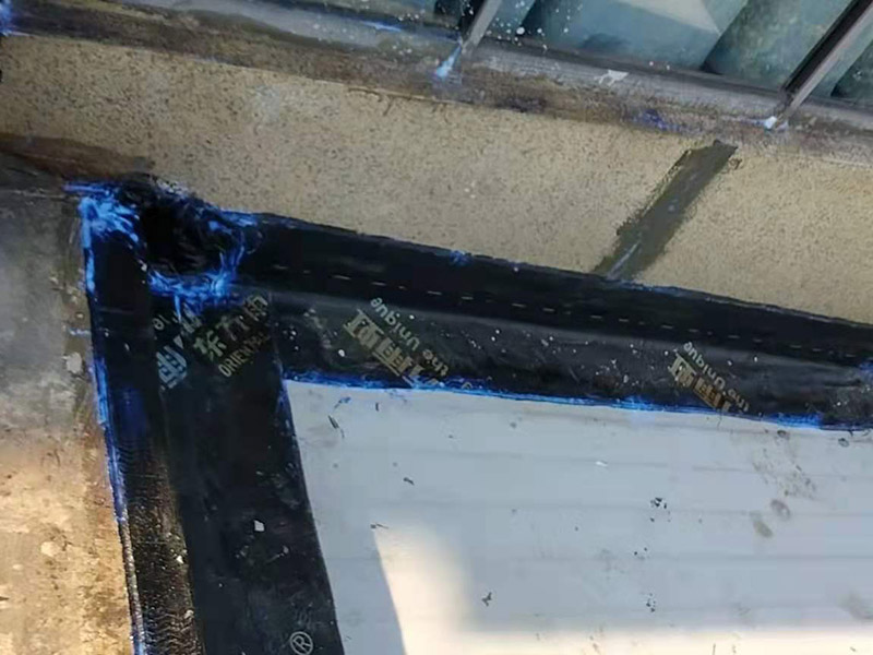 屋頂漏水怎么做？可以用耐候玻璃膠，或密封膠。一是利用玻璃房的坡度加大，將頂面雨水因勢利導的迅速排除；二是利用防水涂料堵塞玻璃桿件間的縫隙，要求無縫、無孔，以防止雨水滲漏。