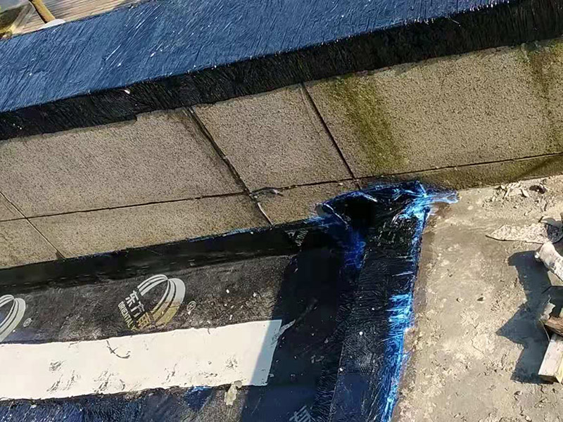 屋頂漏水怎么做？可以用耐候玻璃膠，或密封膠。一是利用玻璃房的坡度加大，將頂面雨水因勢利導的迅速排除；二是利用防水涂料堵塞玻璃桿件間的縫隙，要求無縫、無孔，以防止雨水滲漏。