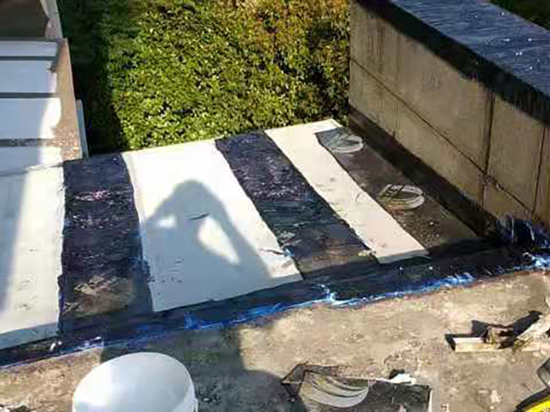 屋頂漏水怎么做？可以用耐候玻璃膠，或密封膠。一是利用玻璃房的坡度加大，將頂面雨水因勢利導的迅速排除；二是利用防水涂料堵塞玻璃桿件間的縫隙，要求無縫、無孔，以防止雨水滲漏。