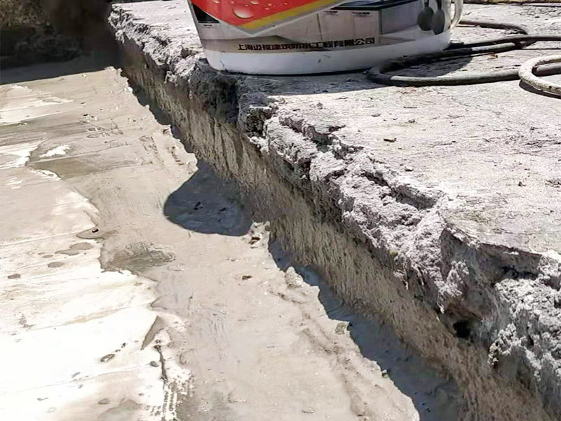 屋頂漏水怎么做？可以用耐候玻璃膠，或密封膠。一是利用玻璃房的坡度加大，將頂面雨水因勢利導的迅速排除；二是利用防水涂料堵塞玻璃桿件間的縫隙，要求無縫、無孔，以防止雨水滲漏。