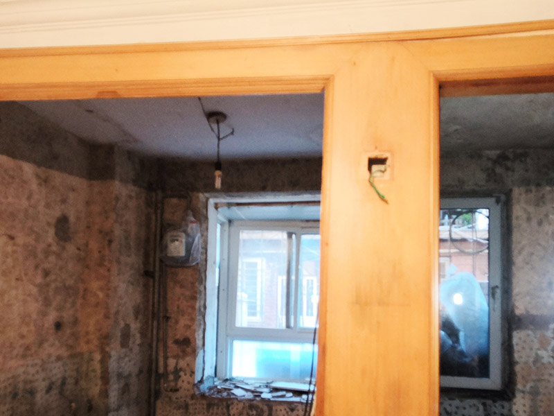 廚衛(wèi)改造施工：改造之前你需要將這些不滿意的地方進行拆除，且拆除之后的垃圾也要及時清理，避免阻礙施工進程。將不需要或是不滿意的地方進行拆除后，留下的成品需要進行施工保護，防止磕碰到，還可防止被上面的重物或是棱角碰壞。 水電改造可謂是改造衛(wèi)生間的重點，衛(wèi)生間原有的水電路管線往往有許多不合理的布局，所以在改造過程中要對原有的水電路進行徹查，看是否存在銹蝕、老化等情況，若有，則需要更換新的電路、水路，如果線路良好，且沒有多大的問題，則只需要添加刪減線路就可以了。同時在改造的時候最好能做到以后維修和保養(yǎng)都比較方便，然后將其做好隱蔽處理。 衛(wèi)生間墻面上要做大約30厘米的防水涂料，以防積水浸透墻面，且要保證涂刷厚度均勻，還需要處理好地面和墻面交界處的各類管件的涂刷。待防水處理完全確定后，等待地面干透就可以做后續(xù)的工程了。