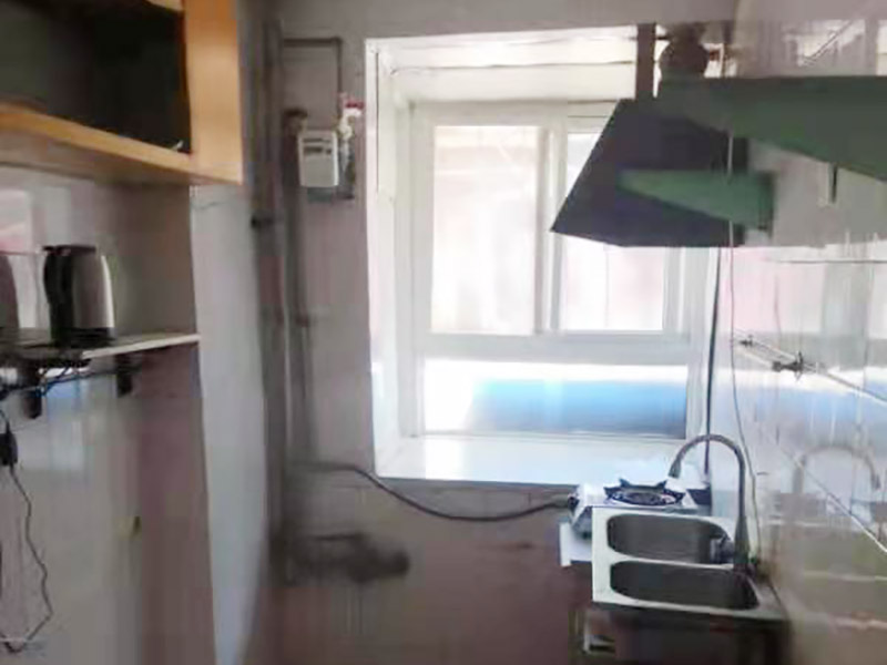 廚衛(wèi)改造施工：改造之前你需要將這些不滿意的地方進行拆除，且拆除之后的垃圾也要及時清理，避免阻礙施工進程。將不需要或是不滿意的地方進行拆除后，留下的成品需要進行施工保護，防止磕碰到，還可防止被上面的重物或是棱角碰壞。 水電改造可謂是改造衛(wèi)生間的重點，衛(wèi)生間原有的水電路管線往往有許多不合理的布局，所以在改造過程中要對原有的水電路進行徹查，看是否存在銹蝕、老化等情況，若有，則需要更換新的電路、水路，如果線路良好，且沒有多大的問題，則只需要添加刪減線路就可以了。同時在改造的時候最好能做到以后維修和保養(yǎng)都比較方便，然后將其做好隱蔽處理。 衛(wèi)生間墻面上要做大約30厘米的防水涂料，以防積水浸透墻面，且要保證涂刷厚度均勻，還需要處理好地面和墻面交界處的各類管件的涂刷。待防水處理完全確定后，等待地面干透就可以做后續(xù)的工程了。