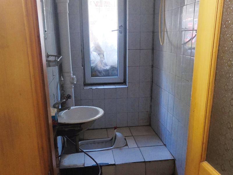 廚衛(wèi)改造施工：改造之前你需要將這些不滿意的地方進行拆除，且拆除之后的垃圾也要及時清理，避免阻礙施工進程。將不需要或是不滿意的地方進行拆除后，留下的成品需要進行施工保護，防止磕碰到，還可防止被上面的重物或是棱角碰壞。 水電改造可謂是改造衛(wèi)生間的重點，衛(wèi)生間原有的水電路管線往往有許多不合理的布局，所以在改造過程中要對原有的水電路進行徹查，看是否存在銹蝕、老化等情況，若有，則需要更換新的電路、水路，如果線路良好，且沒有多大的問題，則只需要添加刪減線路就可以了。同時在改造的時候最好能做到以后維修和保養(yǎng)都比較方便，然后將其做好隱蔽處理。 衛(wèi)生間墻面上要做大約30厘米的防水涂料，以防積水浸透墻面，且要保證涂刷厚度均勻，還需要處理好地面和墻面交界處的各類管件的涂刷。待防水處理完全確定后，等待地面干透就可以做后續(xù)的工程了。