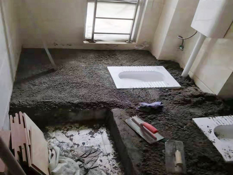 蹲便器安裝貼磚裝修：1.根據(jù)所安裝產(chǎn)品的排污口，在離墻適當(dāng)?shù)奈恢妙A(yù)留下水管道，同時(shí)確定下水管道入口距地平面的距離。 2.在地面下預(yù)留安裝蹲便器的凹坑深度大于便器的高度。 3.將連接膠塞放入蹲便器的進(jìn)水孔內(nèi)卡緊。在與蹲便器進(jìn)水孔接觸的外邊緣涂上一層玻璃膠或油灰，將進(jìn)水管插入膠塞進(jìn)水孔內(nèi)，使其與膠塞密封良好，以防漏水。 4.在蹲便器的出水口的邊緣涂上一層玻璃膠或油灰，放入下水管道的入口旋合，用焦渣或其它填充物將便器架設(shè)水平。 5.打開進(jìn)水系統(tǒng)，檢查各接合處有無漏水情況，若出現(xiàn)漏水，則要檢查各接合處的情況。直至問題解決。 6.檢查各接合處無漏水情況后，用填充物將便器周圍填實(shí)，同時(shí)陶瓷與水泥砂漿的接觸面填上 1cm 以上的瀝青或油氈等彈性材料。 7.用水泥砂漿將蹲便器固定在水平面內(nèi)，平穩(wěn)、牢固后，然后在水泥面上鋪貼衛(wèi)生間地磚。 8.試沖水，若無異常即可使用。