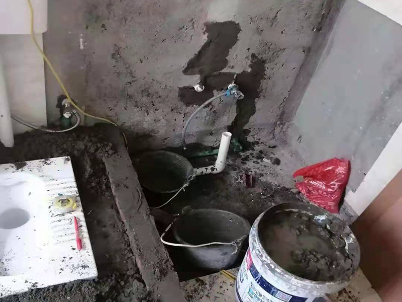 蹲便器安裝貼磚裝修：1.根據(jù)所安裝產(chǎn)品的排污口，在離墻適當(dāng)?shù)奈恢妙A(yù)留下水管道，同時(shí)確定下水管道入口距地平面的距離。 2.在地面下預(yù)留安裝蹲便器的凹坑深度大于便器的高度。 3.將連接膠塞放入蹲便器的進(jìn)水孔內(nèi)卡緊。在與蹲便器進(jìn)水孔接觸的外邊緣涂上一層玻璃膠或油灰，將進(jìn)水管插入膠塞進(jìn)水孔內(nèi)，使其與膠塞密封良好，以防漏水。 4.在蹲便器的出水口的邊緣涂上一層玻璃膠或油灰，放入下水管道的入口旋合，用焦渣或其它填充物將便器架設(shè)水平。 5.打開進(jìn)水系統(tǒng)，檢查各接合處有無漏水情況，若出現(xiàn)漏水，則要檢查各接合處的情況。直至問題解決。 6.檢查各接合處無漏水情況后，用填充物將便器周圍填實(shí)，同時(shí)陶瓷與水泥砂漿的接觸面填上 1cm 以上的瀝青或油氈等彈性材料。 7.用水泥砂漿將蹲便器固定在水平面內(nèi)，平穩(wěn)、牢固后，然后在水泥面上鋪貼衛(wèi)生間地磚。 8.試沖水，若無異常即可使用。