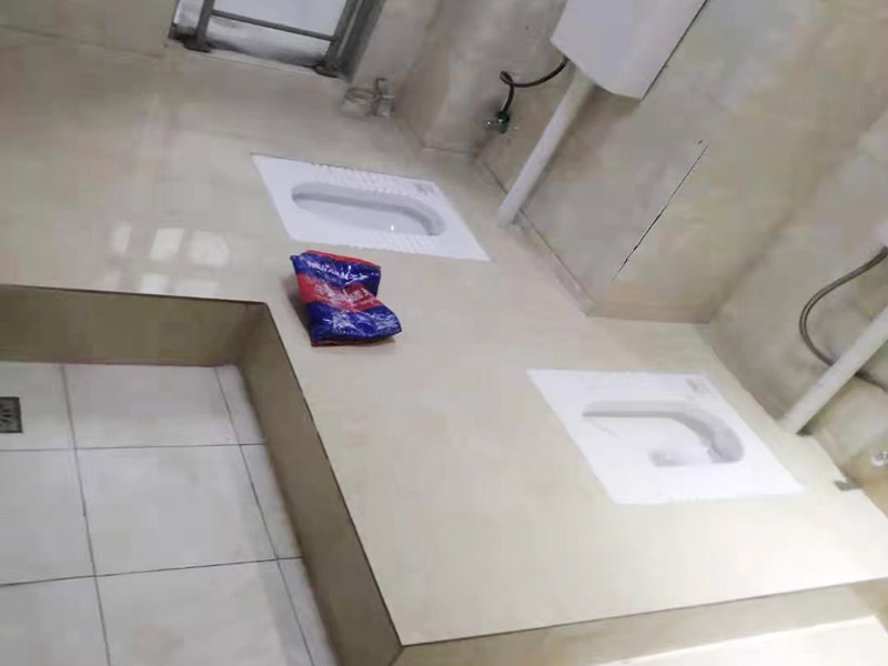 蹲便器安裝貼磚裝修：1.根據(jù)所安裝產(chǎn)品的排污口，在離墻適當(dāng)?shù)奈恢妙A(yù)留下水管道，同時(shí)確定下水管道入口距地平面的距離。 2.在地面下預(yù)留安裝蹲便器的凹坑深度大于便器的高度。 3.將連接膠塞放入蹲便器的進(jìn)水孔內(nèi)卡緊。在與蹲便器進(jìn)水孔接觸的外邊緣涂上一層玻璃膠或油灰，將進(jìn)水管插入膠塞進(jìn)水孔內(nèi)，使其與膠塞密封良好，以防漏水。 4.在蹲便器的出水口的邊緣涂上一層玻璃膠或油灰，放入下水管道的入口旋合，用焦渣或其它填充物將便器架設(shè)水平。 5.打開進(jìn)水系統(tǒng)，檢查各接合處有無漏水情況，若出現(xiàn)漏水，則要檢查各接合處的情況。直至問題解決。 6.檢查各接合處無漏水情況后，用填充物將便器周圍填實(shí)，同時(shí)陶瓷與水泥砂漿的接觸面填上 1cm 以上的瀝青或油氈等彈性材料。 7.用水泥砂漿將蹲便器固定在水平面內(nèi)，平穩(wěn)、牢固后，然后在水泥面上鋪貼衛(wèi)生間地磚。 8.試沖水，若無異常即可使用。