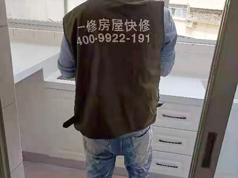 舊櫥柜更換安裝：櫥柜安裝一般先從地柜開始。把櫥柜外包裝拆開后。在櫥柜的邊緣貼上防火膜封邊。在下柜底部安裝上支腳，根據(jù)地面水平高度調(diào)整櫥柜。 櫥柜安裝需要找出基準點，L型廚房從直角處向兩邊延伸，U型廚房則先將中間的一字型柜體放整齊后，再從兩個直角處向兩邊站看，這樣可以避免出現(xiàn)縫隙。 櫥柜框架安裝牢固定位后，需要在櫥柜背面。一般安裝下水都會現(xiàn)場開孔，工人會用專業(yè)的打孔器按照管道大小進行打孔，打孔的直徑應(yīng)比管道大3-4毫米，并且打孔后要將開孔部分用密封條封邊，防止邊緣滲水木材變形。把打好孔的背板根據(jù)櫥柜位置，依次封裝進去。接下去就是安裝吊柜了。同下柜一樣，吊柜也需要根據(jù)需要現(xiàn)場打孔，比如脫排油煙機的排煙管的孔位。