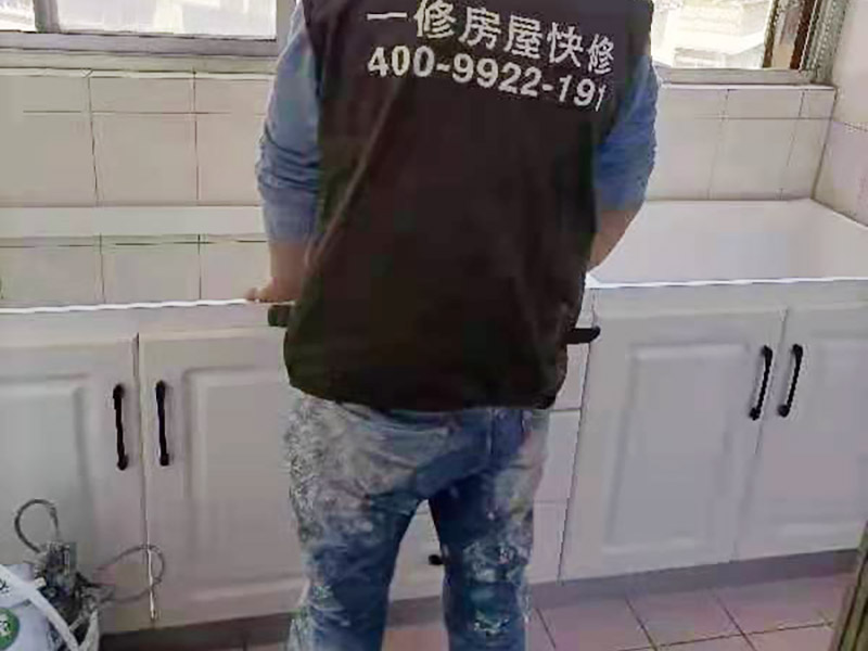 舊櫥柜更換安裝：櫥柜安裝一般先從地柜開始。把櫥柜外包裝拆開后。在櫥柜的邊緣貼上防火膜封邊。在下柜底部安裝上支腳，根據(jù)地面水平高度調(diào)整櫥柜。 櫥柜安裝需要找出基準點，L型廚房從直角處向兩邊延伸，U型廚房則先將中間的一字型柜體放整齊后，再從兩個直角處向兩邊站看，這樣可以避免出現(xiàn)縫隙。 櫥柜框架安裝牢固定位后，需要在櫥柜背面。一般安裝下水都會現(xiàn)場開孔，工人會用專業(yè)的打孔器按照管道大小進行打孔，打孔的直徑應(yīng)比管道大3-4毫米，并且打孔后要將開孔部分用密封條封邊，防止邊緣滲水木材變形。把打好孔的背板根據(jù)櫥柜位置，依次封裝進去。接下去就是安裝吊柜了。同下柜一樣，吊柜也需要根據(jù)需要現(xiàn)場打孔，比如脫排油煙機的排煙管的孔位。