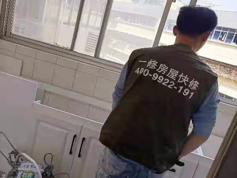 舊櫥柜更換安裝：櫥柜安裝一般先從地柜開始。把櫥柜外包裝拆開后。在櫥柜的邊緣貼上防火膜封邊。在下柜底部安裝上支腳，根據(jù)地面水平高度調(diào)整櫥柜。 櫥柜安裝需要找出基準點，L型廚房從直角處向兩邊延伸，U型廚房則先將中間的一字型柜體放整齊后，再從兩個直角處向兩邊站看，這樣可以避免出現(xiàn)縫隙。 櫥柜框架安裝牢固定位后，需要在櫥柜背面。一般安裝下水都會現(xiàn)場開孔，工人會用專業(yè)的打孔器按照管道大小進行打孔，打孔的直徑應(yīng)比管道大3-4毫米，并且打孔后要將開孔部分用密封條封邊，防止邊緣滲水木材變形。把打好孔的背板根據(jù)櫥柜位置，依次封裝進去。接下去就是安裝吊柜了。同下柜一樣，吊柜也需要根據(jù)需要現(xiàn)場打孔，比如脫排油煙機的排煙管的孔位。