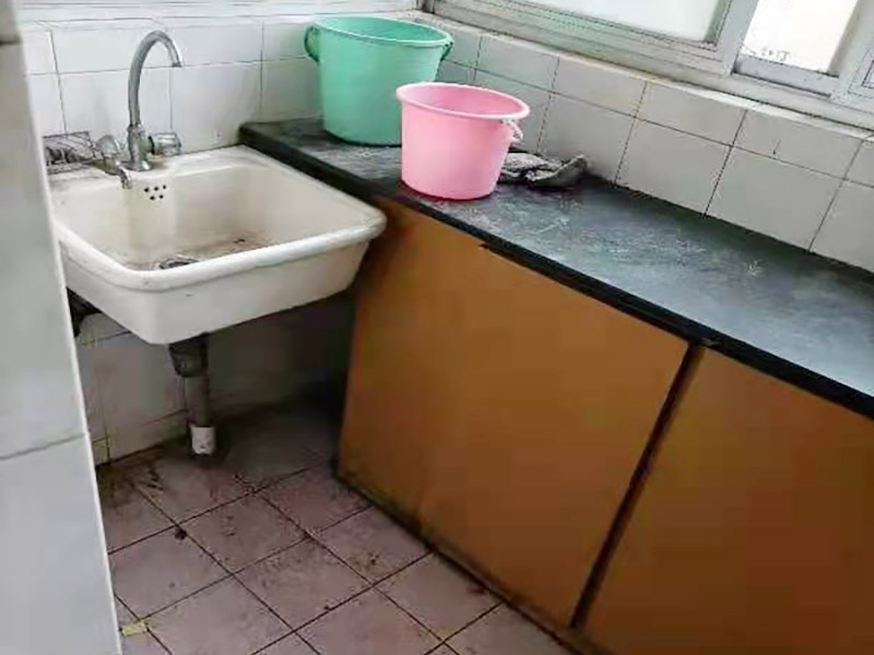 舊櫥柜更換安裝：櫥柜安裝一般先從地柜開始。把櫥柜外包裝拆開后。在櫥柜的邊緣貼上防火膜封邊。在下柜底部安裝上支腳，根據(jù)地面水平高度調(diào)整櫥柜。 櫥柜安裝需要找出基準點，L型廚房從直角處向兩邊延伸，U型廚房則先將中間的一字型柜體放整齊后，再從兩個直角處向兩邊站看，這樣可以避免出現(xiàn)縫隙。 櫥柜框架安裝牢固定位后，需要在櫥柜背面。一般安裝下水都會現(xiàn)場開孔，工人會用專業(yè)的打孔器按照管道大小進行打孔，打孔的直徑應(yīng)比管道大3-4毫米，并且打孔后要將開孔部分用密封條封邊，防止邊緣滲水木材變形。把打好孔的背板根據(jù)櫥柜位置，依次封裝進去。接下去就是安裝吊柜了。同下柜一樣，吊柜也需要根據(jù)需要現(xiàn)場打孔，比如脫排油煙機的排煙管的孔位。